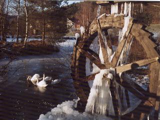 Das Wasserrad in der Erholungsanlage Altwiese in Grasellenbach, Ortsteil Wahlen.