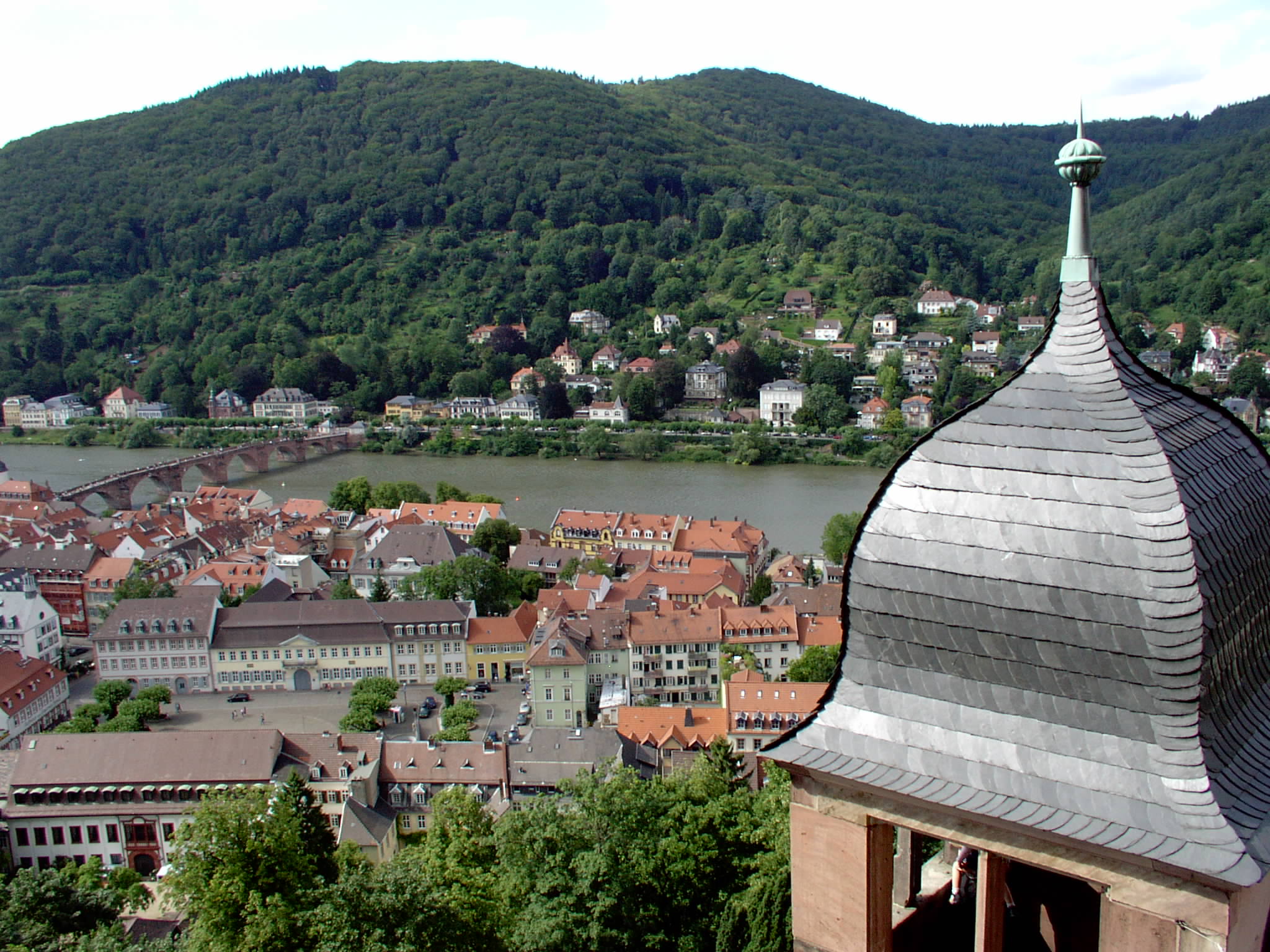 Heidelberg,Blick vom Schloss zum Neckar.Hotel und Ferienwohnungen in der Nähe, im Nibelungenland Odenwald