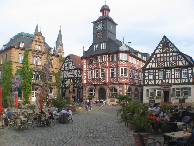 Der Marktplatz in der Altstadt von Heppenheim.Heppenheim ist ein bekanter Weinort an der Bergstrasse.Sitz der Kreisverwaltung.Hotel,Ferienwohnungen,Nibelungenland Odenwald.