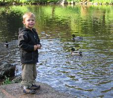 Fr&ouml;hliches Entenf&uuml;ttern im Elchpark Wald-Michelbach.