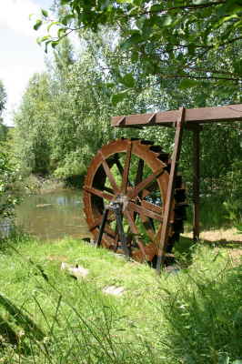 Das Wasserrad in der Erholunsanlage Alt-Wiese in Grasellenbach Wahlen